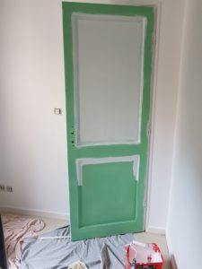Restauration d'une porte et mise en peinture blanche aprés primaire d'accrochage